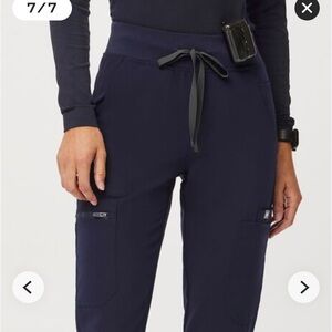 Figs scrub set size medium, navy top and navy bottom